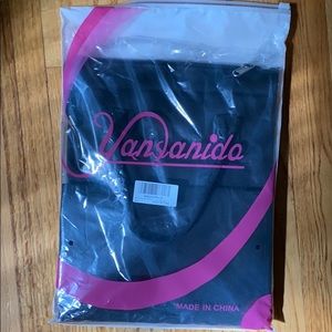 Yansanido insulated bag NWT  zip top and handles